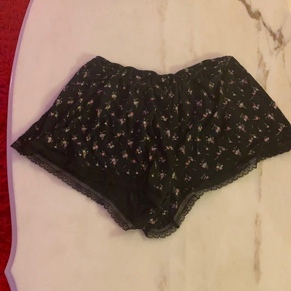 Pyjama shorts with floral print - Picture 1 of 2